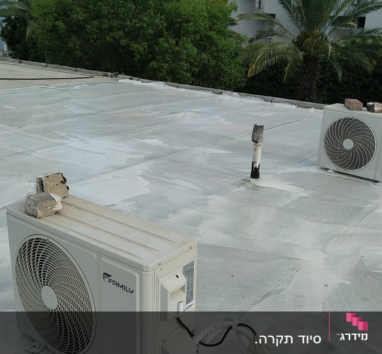 מערכת מיזוג אוויר על גג עם חומרי איטום